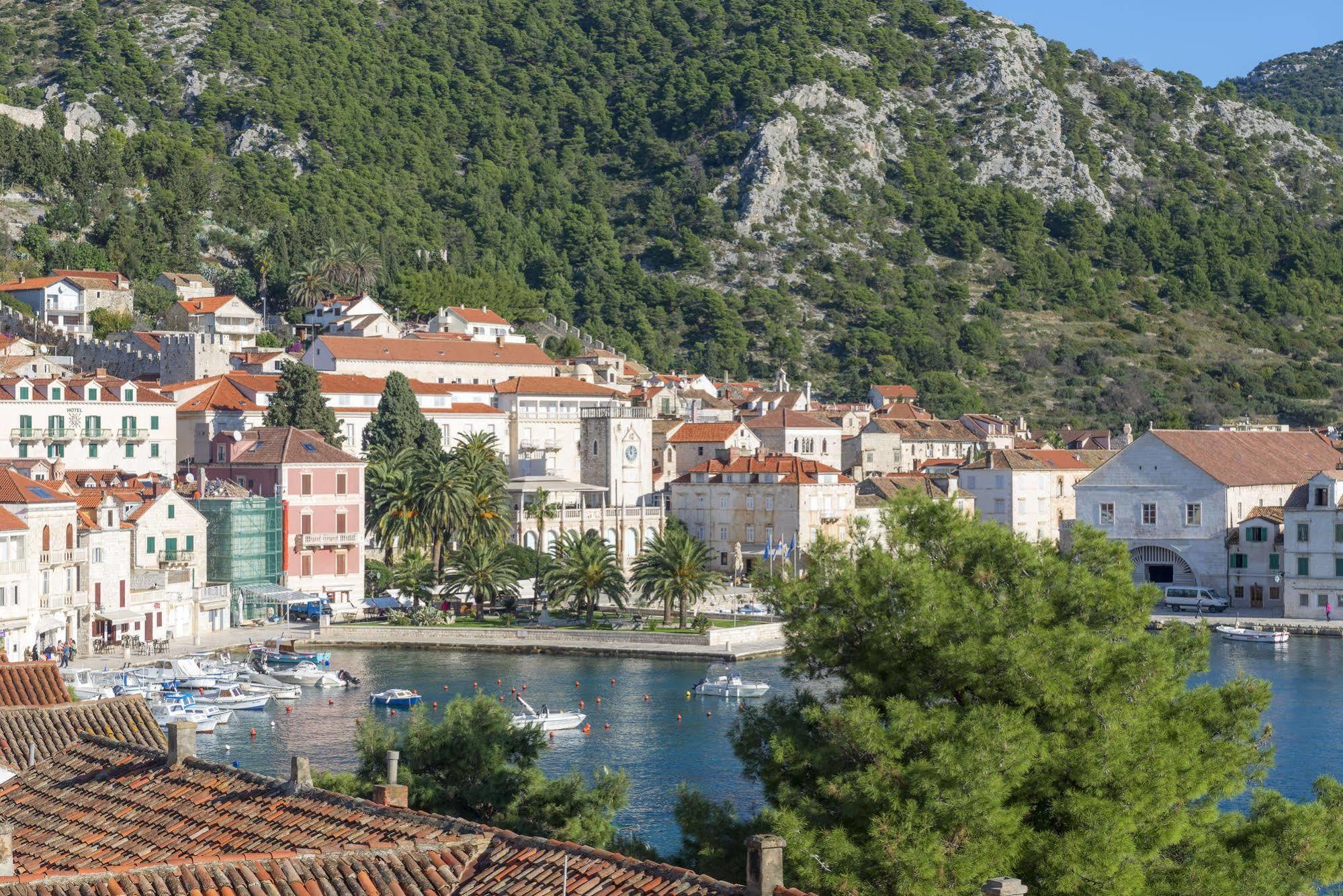 Delfin Hvar 2*