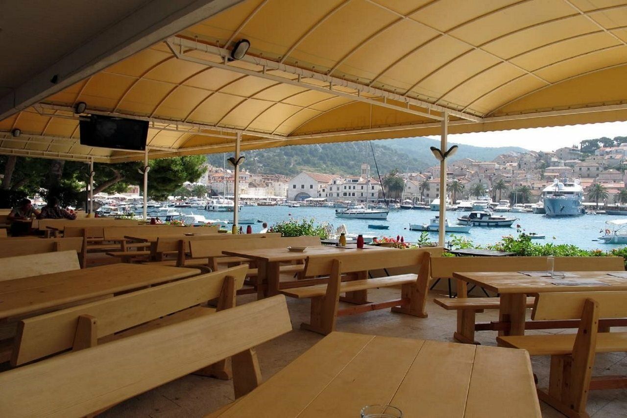 Delfin Hvar 2*